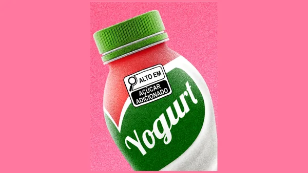 Garrafa de iogurte com a lupa “alto em açúcar adicionado” aplicada no rótulo.
