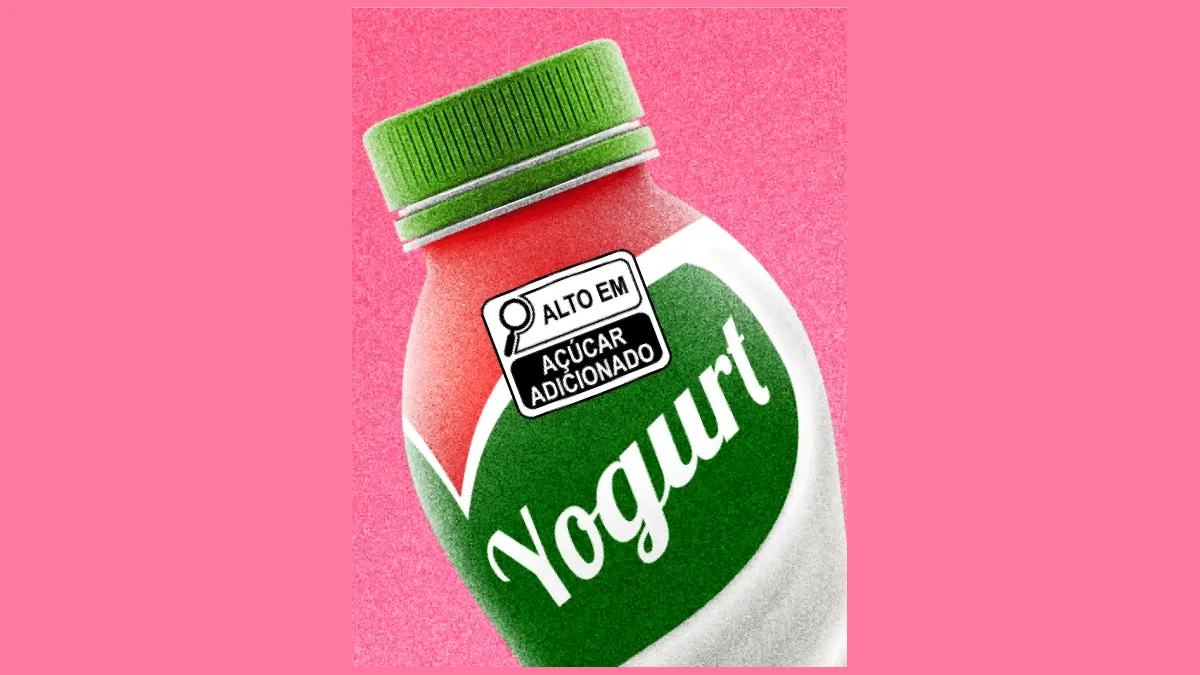 Garrafa de iogurte com a lupa “alto em açúcar adicionado” aplicada no rótulo.